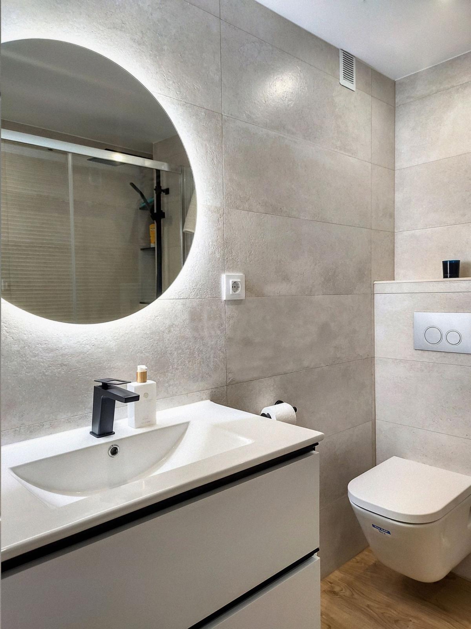 Baños · Baño con espejo circular retroiluminado — Reformas Gran Decor Barcelona