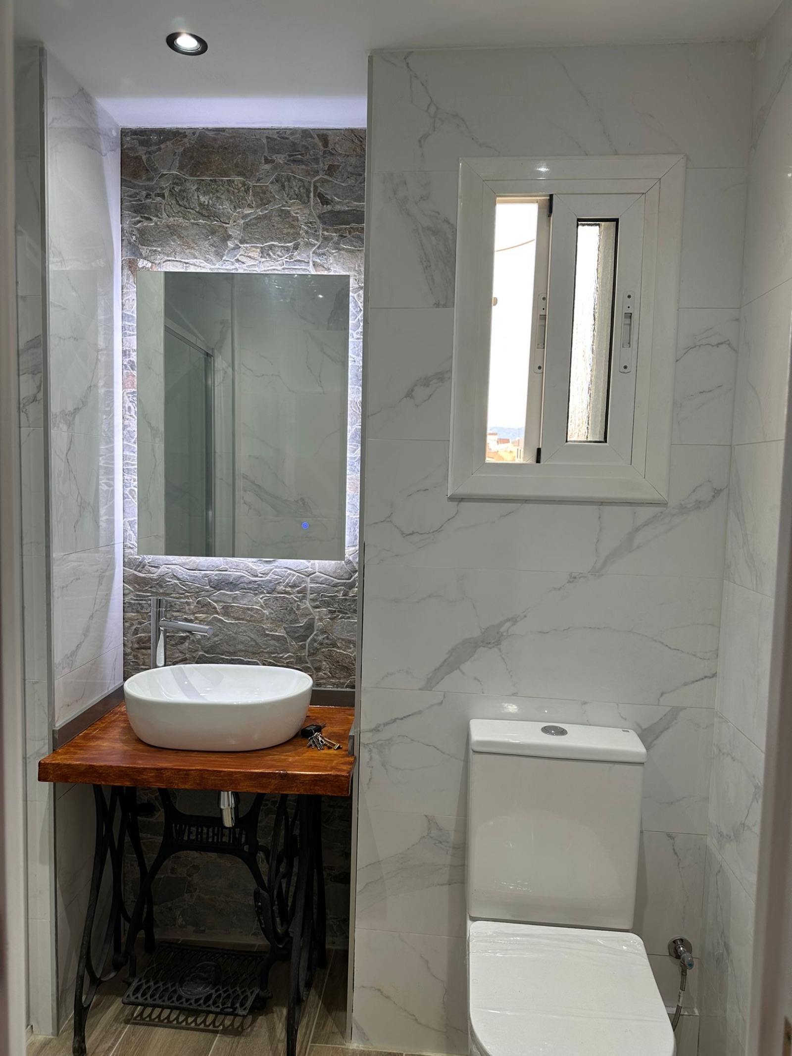 Baños · Baño en mármol con lavabo sobre encimera — Reformas Gran Decor Barcelona