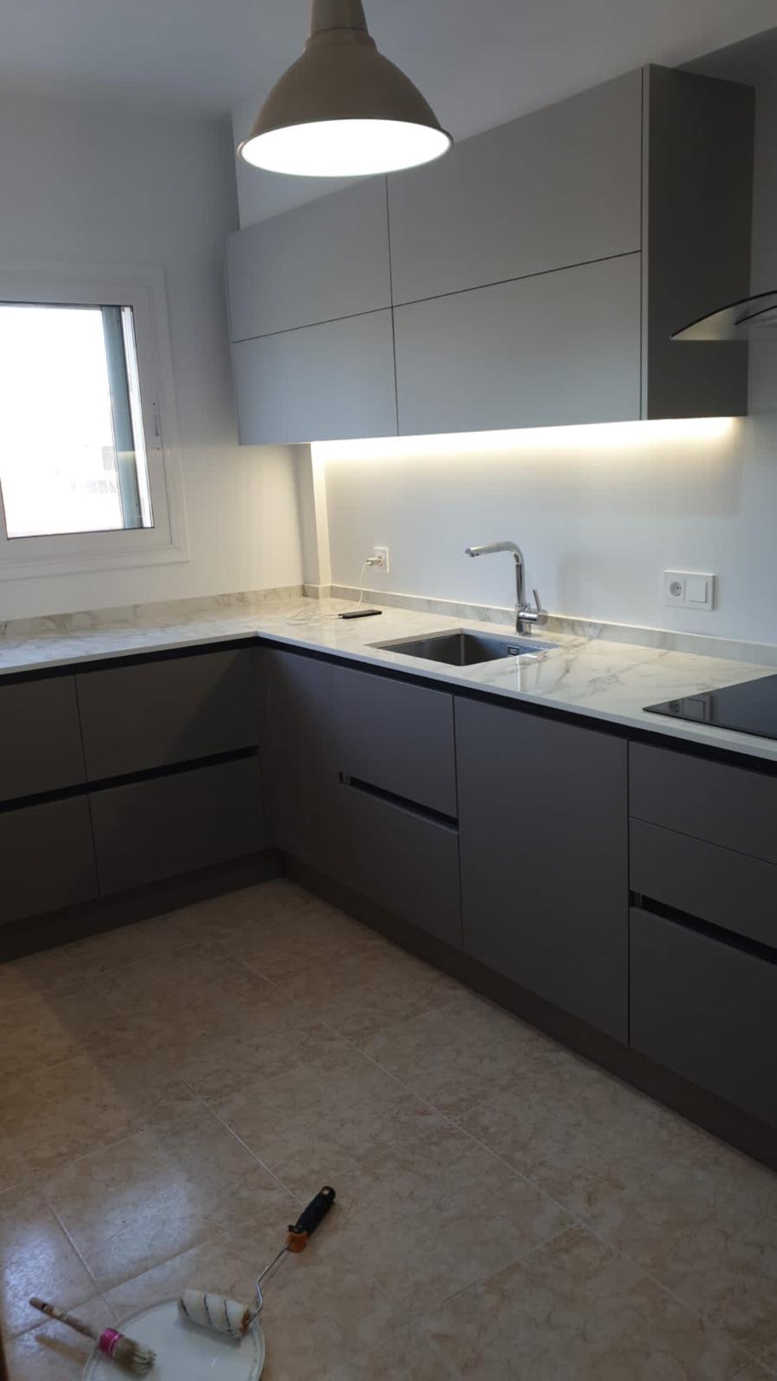 Cocinas · Cocina en gris mate con encimera de mármol — Reformas Gran Decor Barcelona