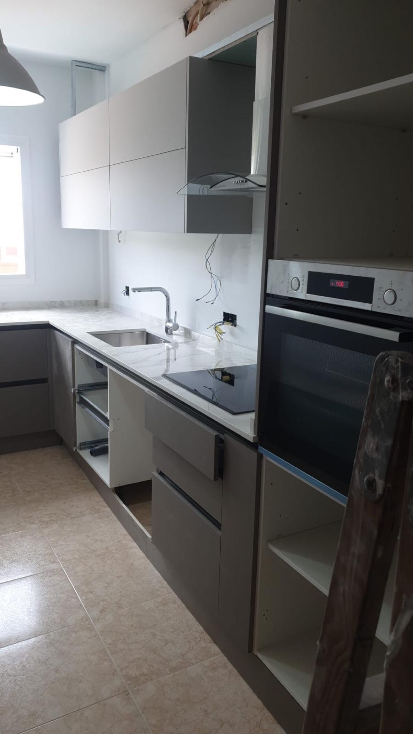 Cocinas · Cocina blanca con horno e inducción — Reformas Gran Decor Barcelona