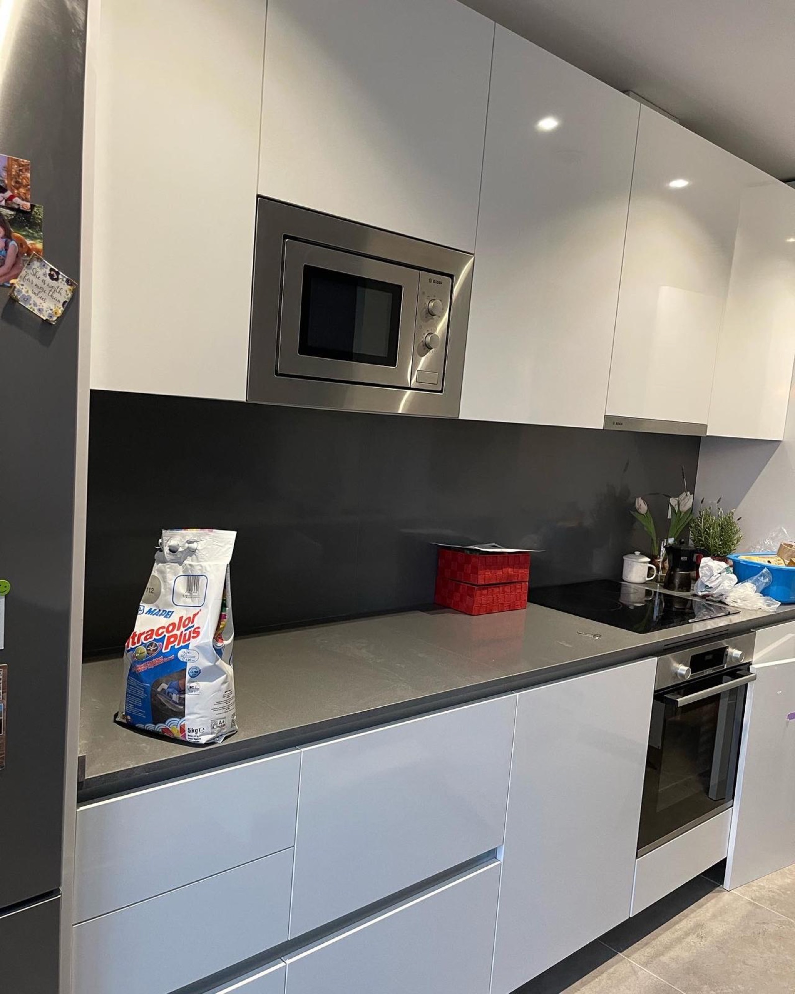 Cocinas · Cocina con frente porcelánico oscuro — Reformas Gran Decor Barcelona