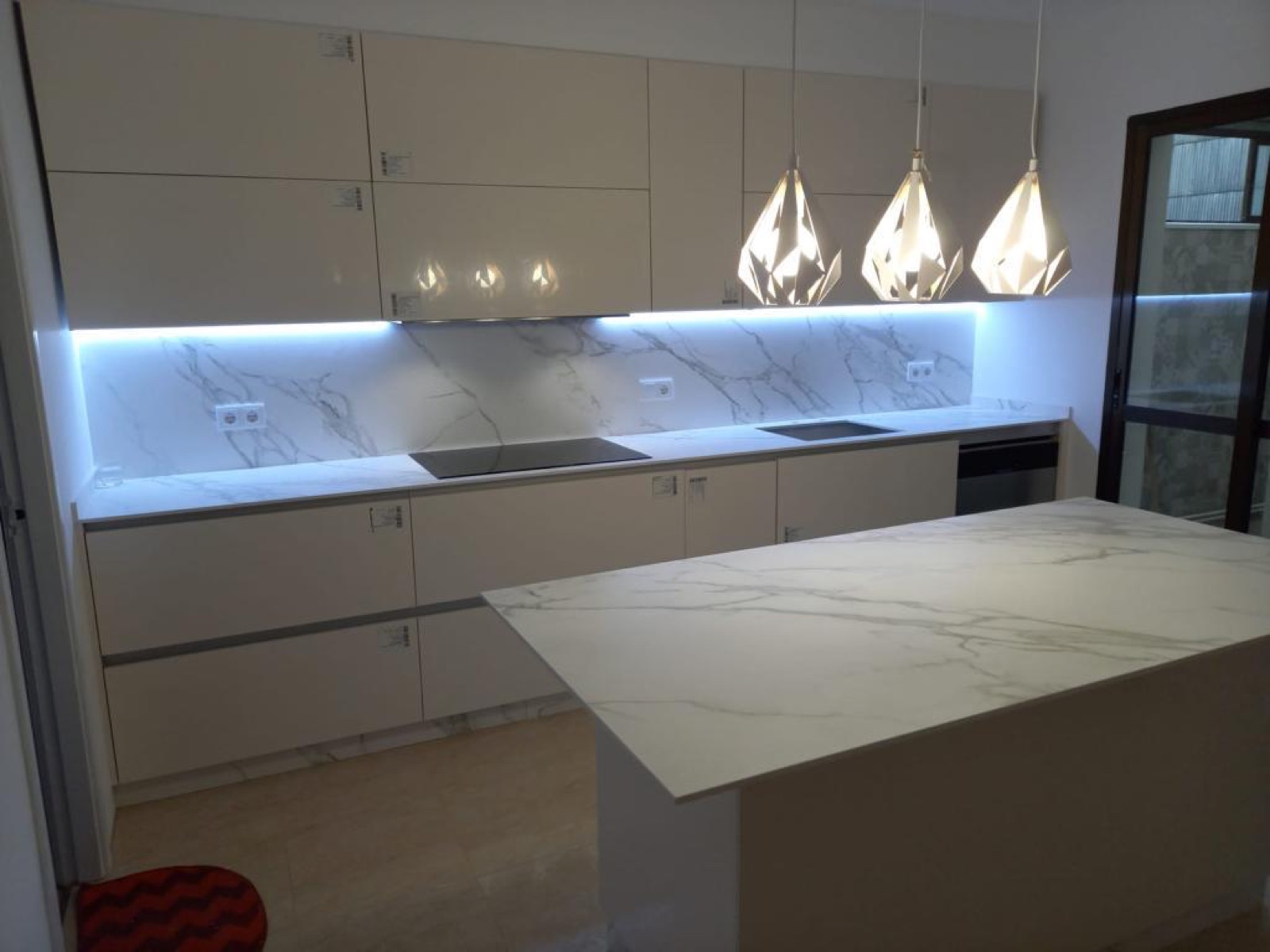 Cocinas · Cocina con isla e iluminación LED — Reformas Gran Decor Barcelona