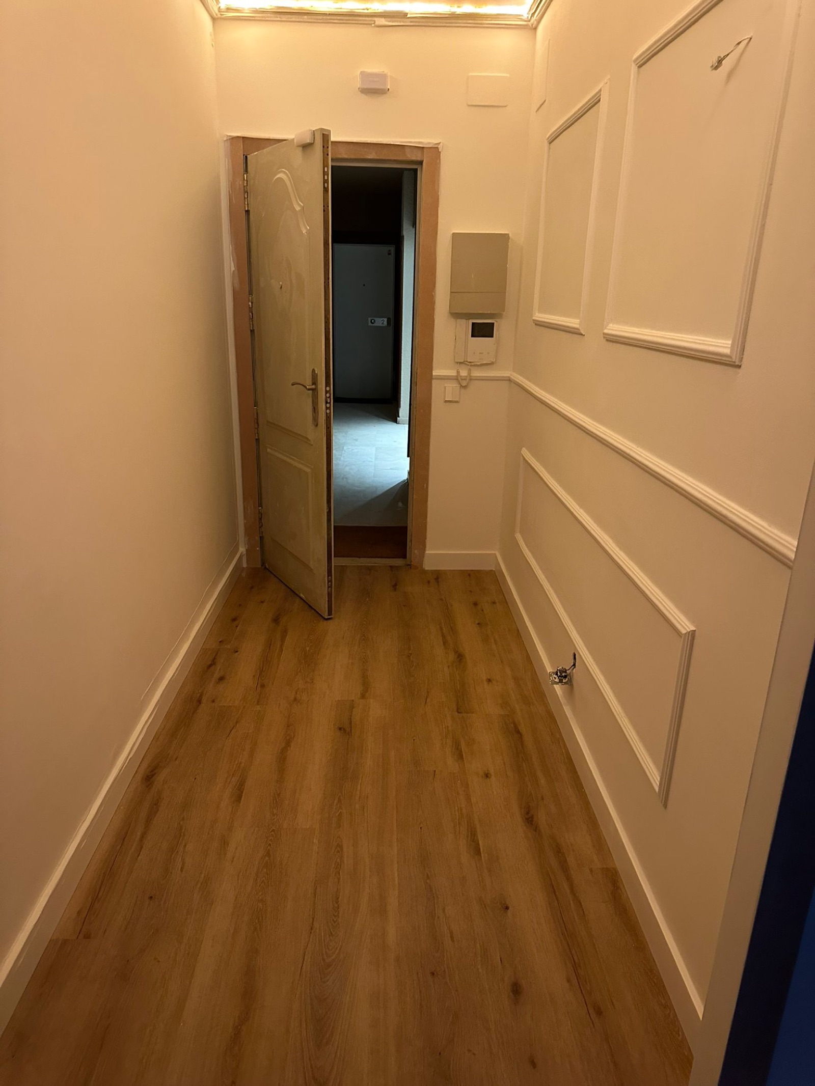 Interiores · Pasillo con puertas de moldura y parquet — Reformas Gran Decor Barcelona
