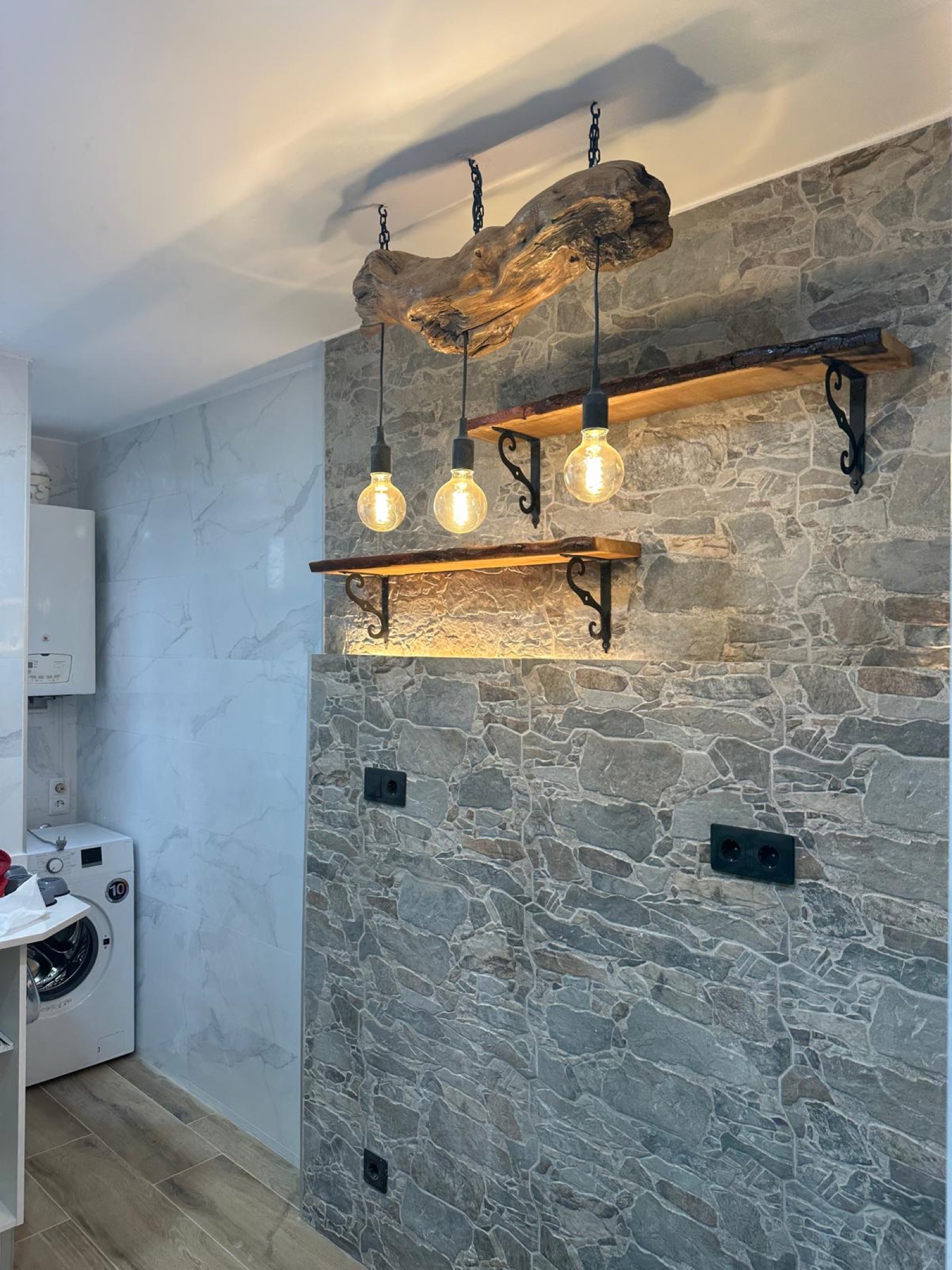 Interior reformado con pared de piedra natural y estantería